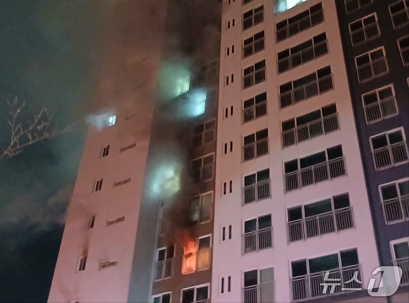 12일 오전 4시30분께 대전 유성구 문지동의 한 아파트 3층에서 불이 나 1명이 숨졌다.(대전소방본부 제공) /뉴스1