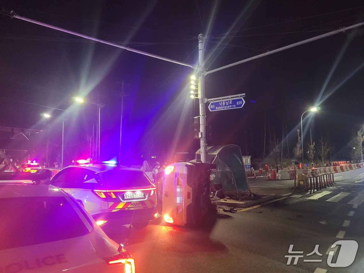 12일 오전 0시 20분 부산 강서구 명지동 강서경찰서 앞 사거리에서 음주취소 수준의 운전자가 교통신호제어기를 충돌한 사건이 있었다. (경찰 제공. 재판매 및 DB금지)