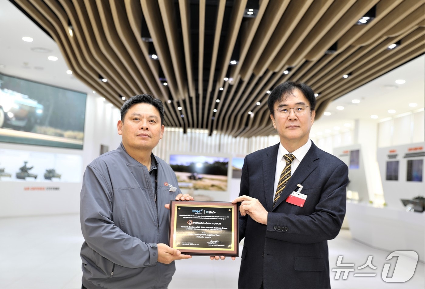 안홍규 한화에어로스페이스 임원과 정상욱 CMMI High Maturity 선임심사원&#40;ITQC 대표&#41;이 인증 후 기념촬영을 하고 있다&#40;한화에어로 제공&#41;