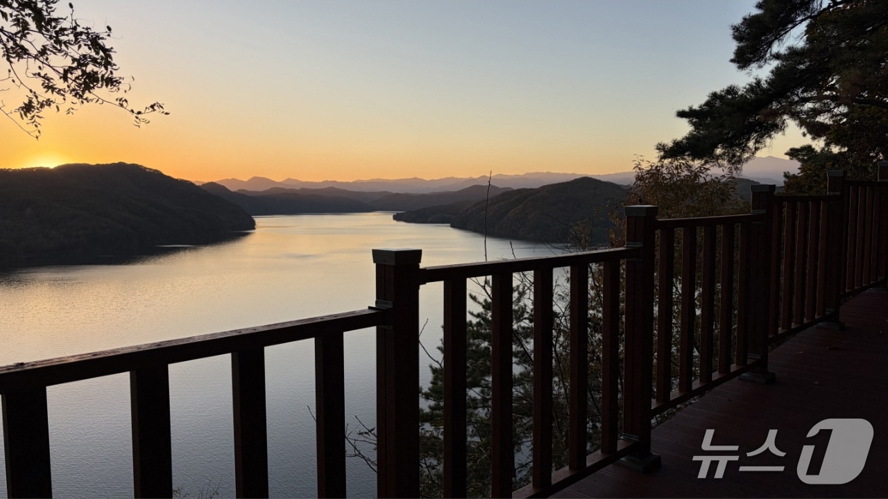 진주 진양호의 노을&#40;진주시 제공. 재판매 및 DB금지&#41;.