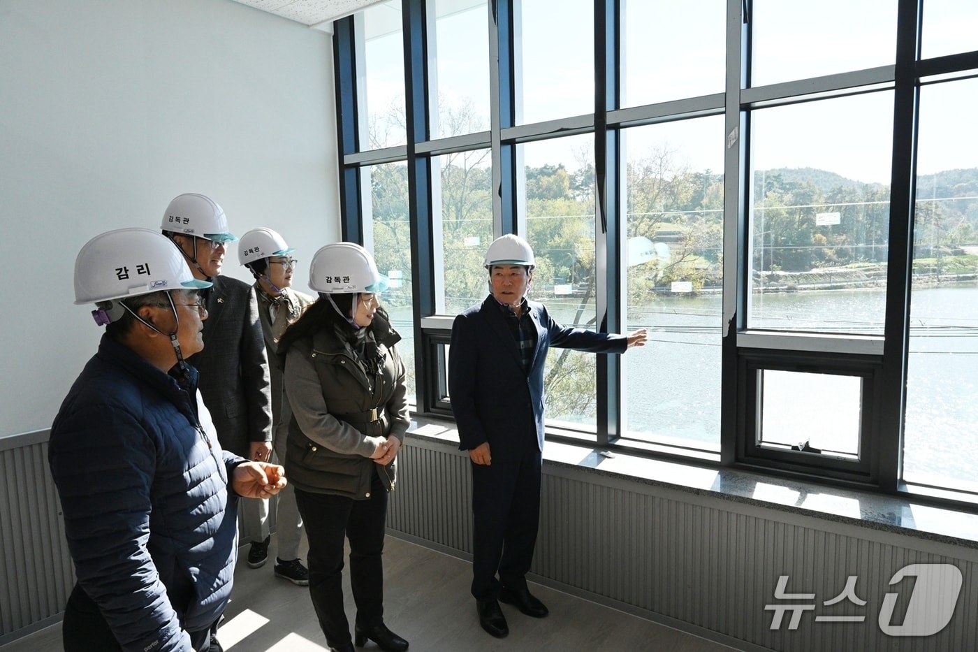 성낙인 창녕군수(오른쪽 첫번째)가 11일 장애인복지 클러스터 신축 공사 현장을 점검하고 있다(창녕군 제공. 재판매 및 DB금지).