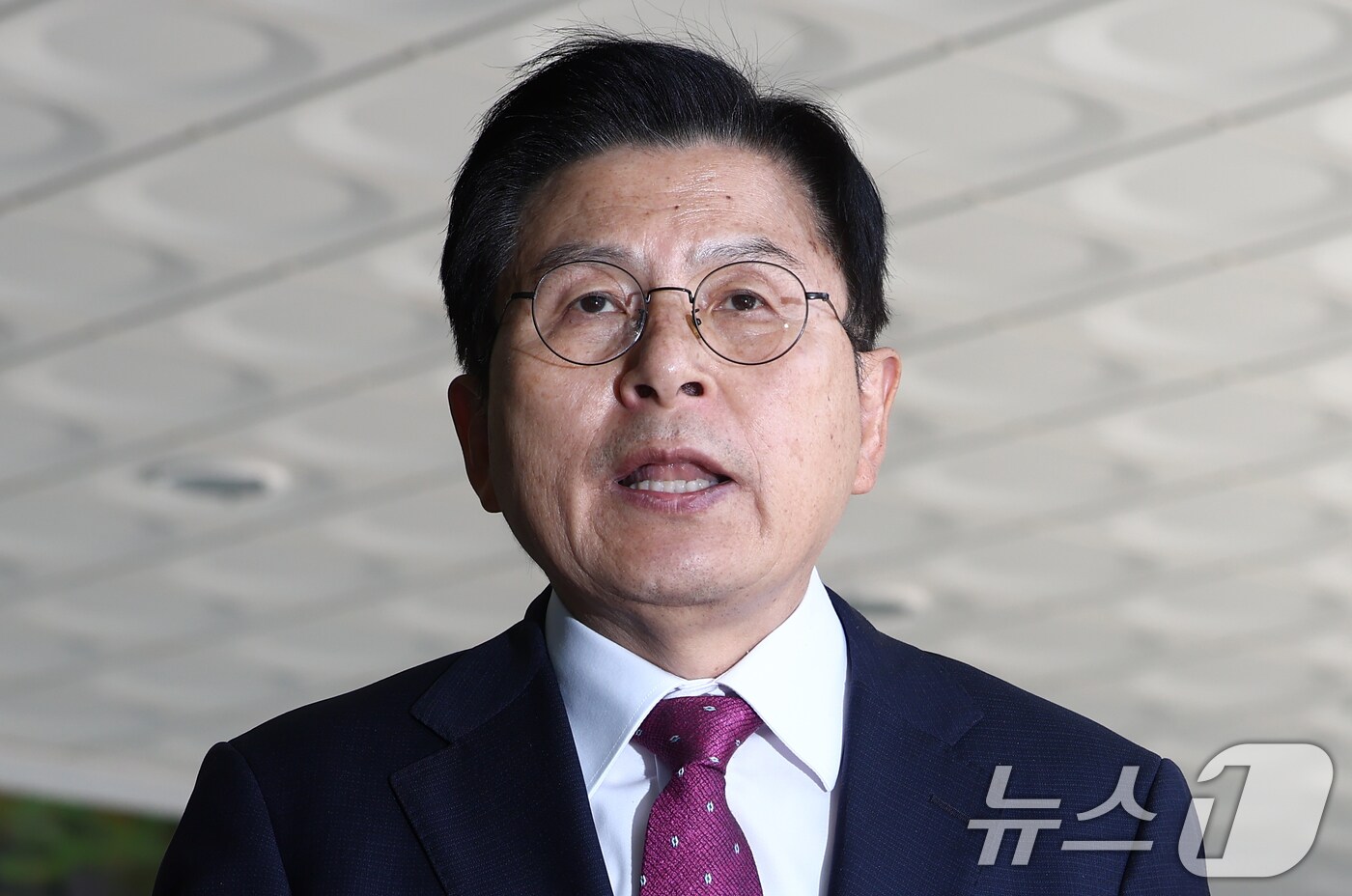 내란 선전·선동 혐의 관련 내란특검팀에 의해 체포된 황교안 전 국무총리가 12일 오전 서울 서초구 내란 특검 사무실이 마련된 서울고등검찰청에서 출석하며 입장을 밝히고 있다. 2025.11.12/뉴스1 ⓒ News1 김민지 기자