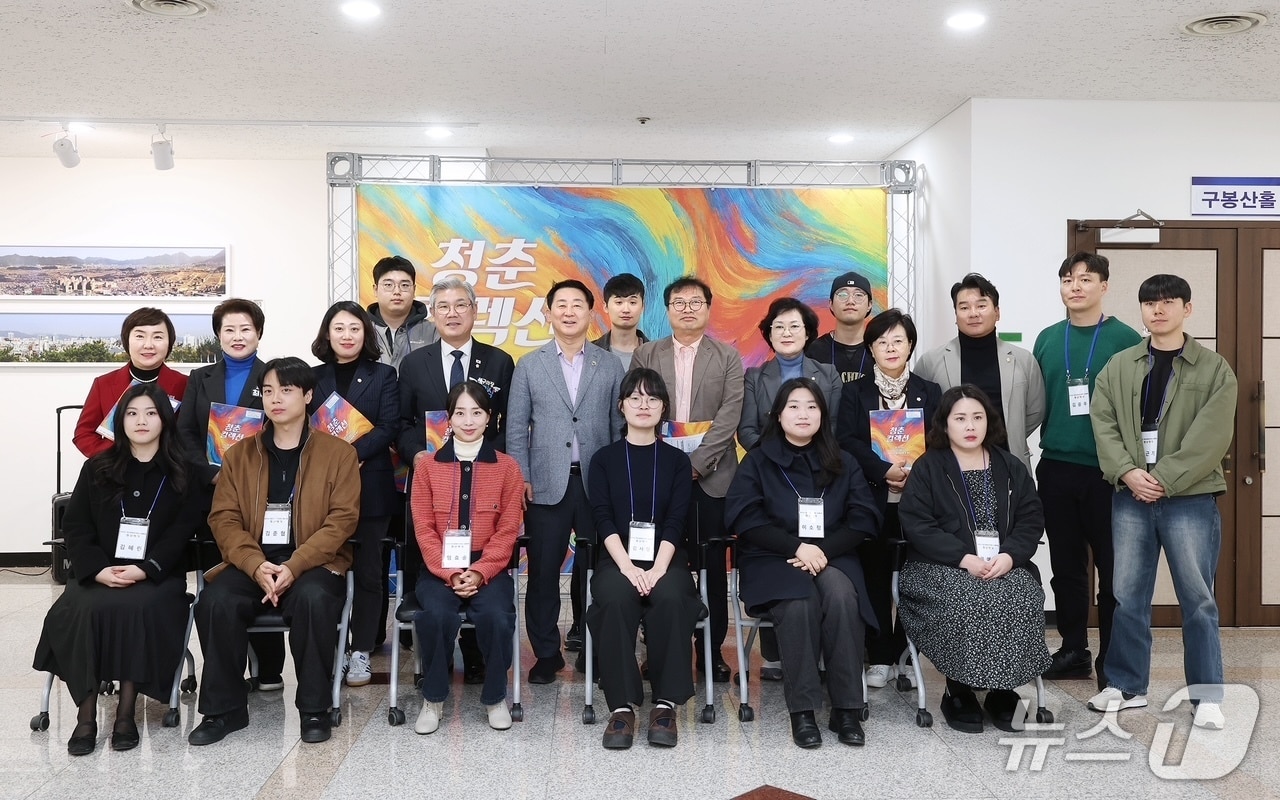 청춘서철모 서구청장이 컬렉션 청년예술작가전에서 기념촬영 하고 있다.(서구 제공. 재판매 및 DB금지)/뉴스1