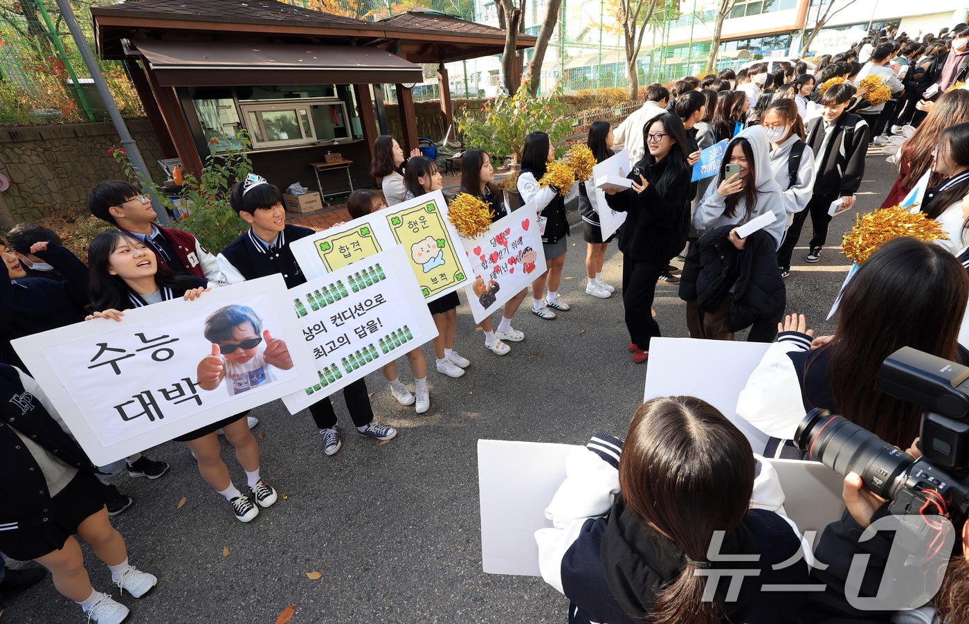 2026학년도 대학수학능력시험을 하루 앞둔 12일 서울 은평구 은평고등학교에서 열린 2026학년도 대학수학능력시험 수험표 배부 및 장행식에서 고3 수험생들이 후배들의 응원을 받으며 하교하고 있다. 2025.11.12/뉴스1 ⓒ News1 이호윤 기자