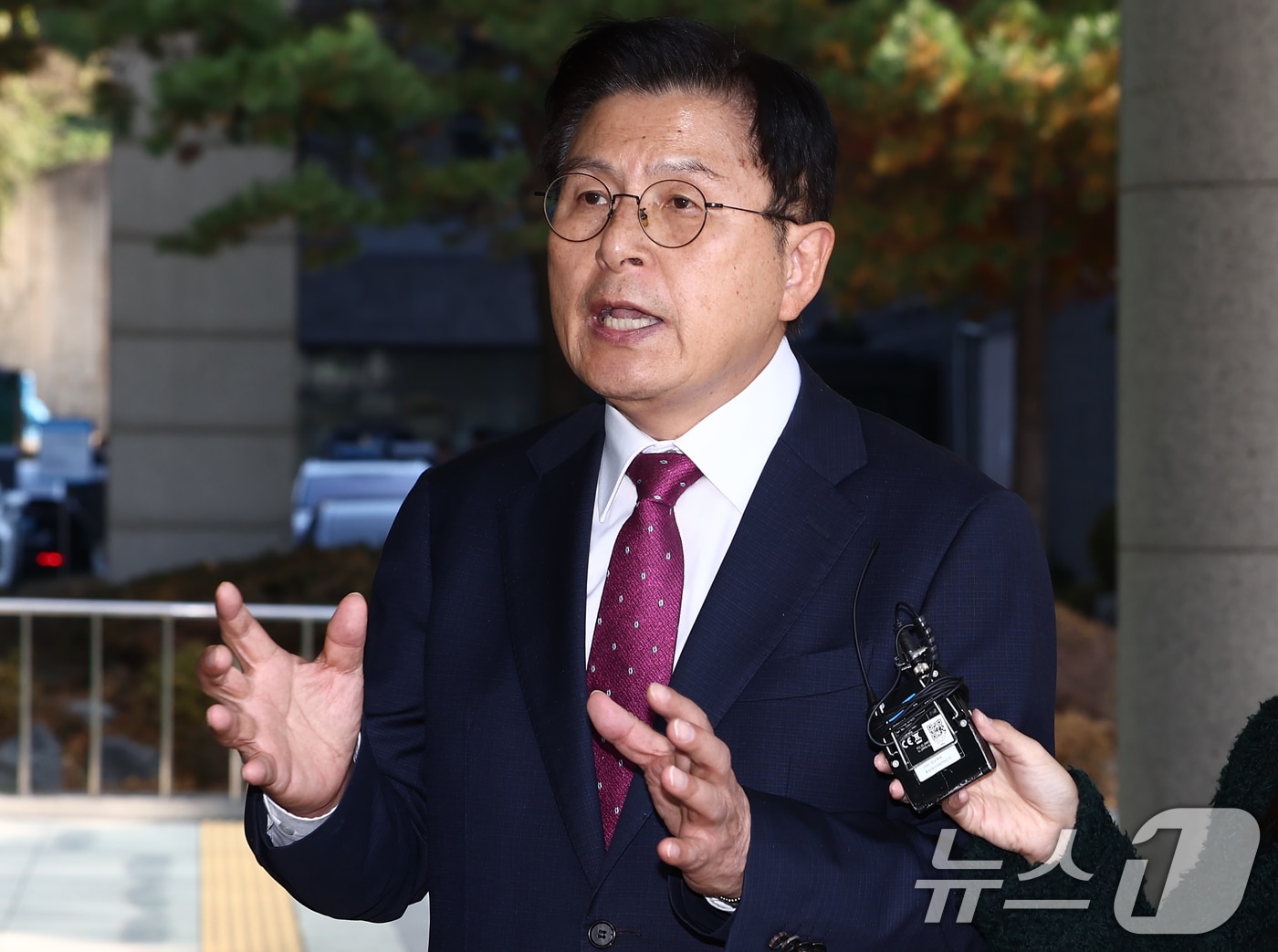 내란 선전·선동 혐의 관련 내란특검팀에 의해 체포된 황교안 전 국무총리가 12일 오전 서울 서초구 내란 특검 사무실이 마련된 서울고등검찰청에 도착해 입장을 밝히고 있다. 2025.11.12/뉴스1 ⓒ News1 김민지 기자