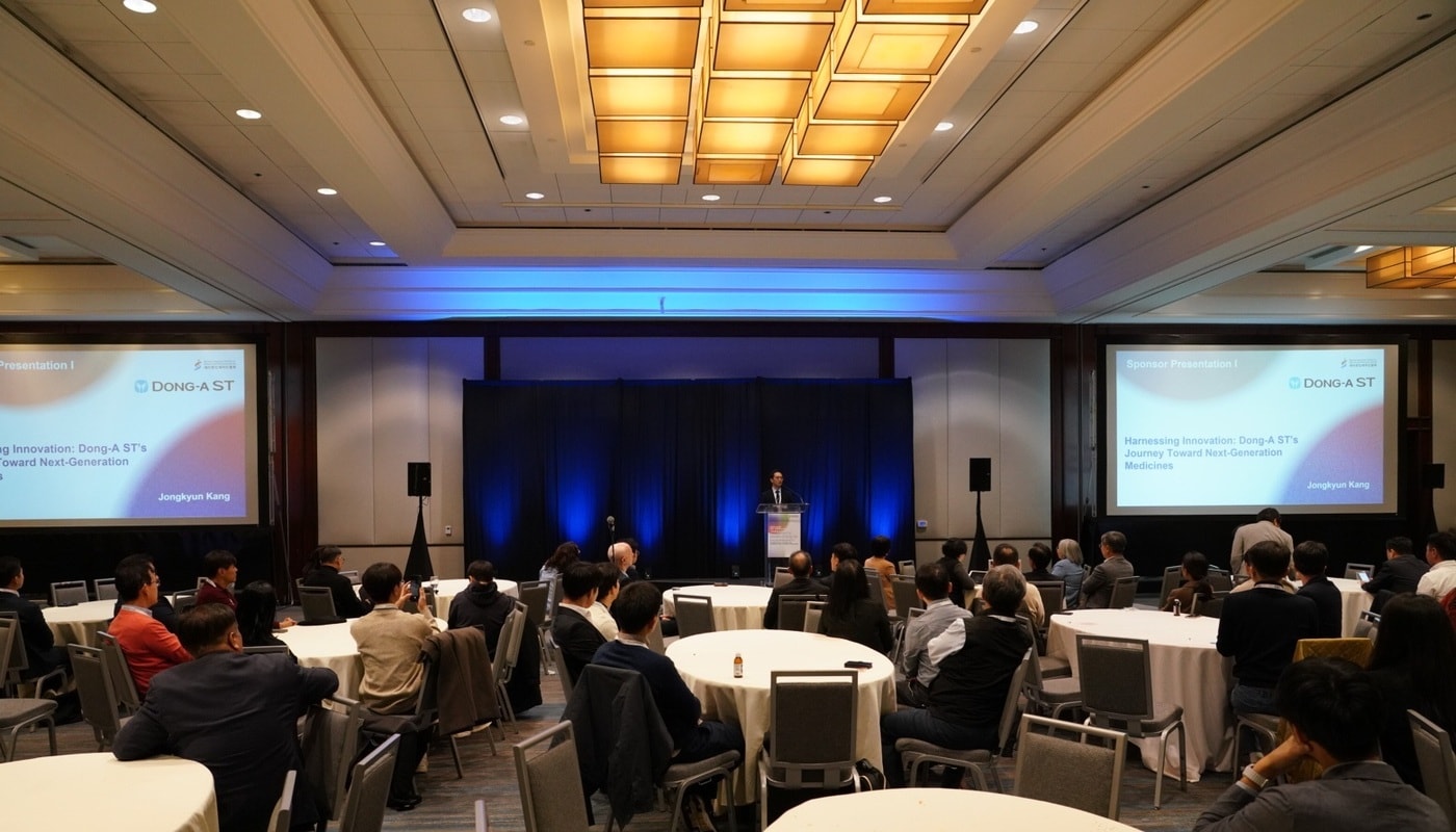 2025 KASBP 가을 심포지엄에서 동아에스티 강종균 보스턴 오픈이노베이션 센터장이 동아에스티의 차세대 의약품 개발과 글로벌 오픈이노베이션 전략을 주제로 발표하고 있다. (동아에스티 제공)