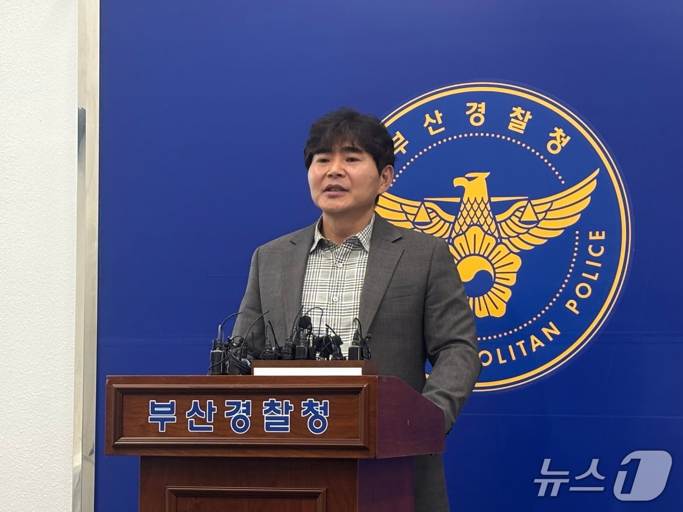 12일 브리핑하는 부산경찰청 형사기동대 이승주 팀장. 2025.11.12/뉴스1 ⓒ News1 홍윤 기자