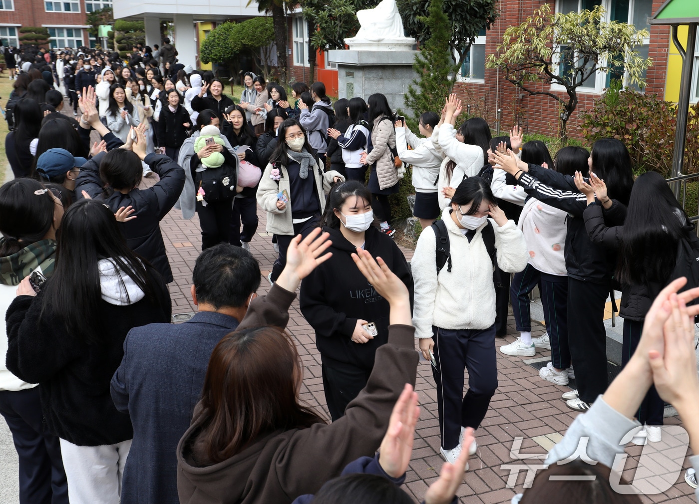 2026학년도 대학수학능력시험 예비소집일인 12일 부산 사상구 주례여자고등학교에서 고3 수험생들이 고2 후배들의 응원을 받으며 교정을 나서고 있다. 2025.11.12/뉴스1 ⓒ News1 윤일지 기자