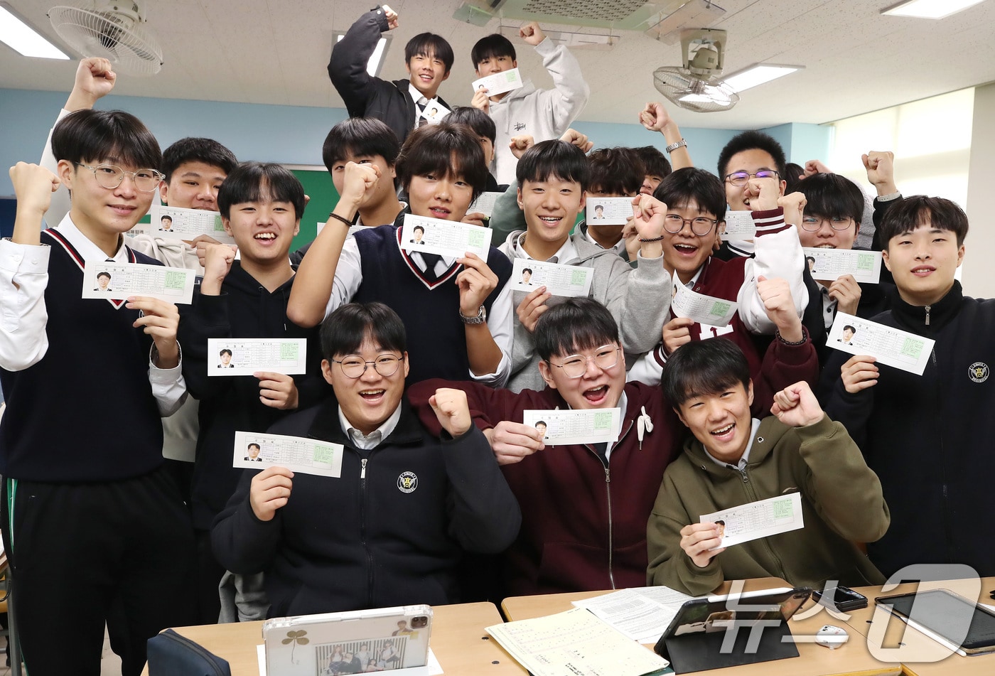 2026학년도 대학수학능력시험을 하루 앞둔 12일 오후 대구 중구 경대사대부고에서 수능 수험표를 받은 3학년생들이 파이팅을 외치고 있다. 2025.11.12/뉴스1 ⓒ News1 공정식 기자