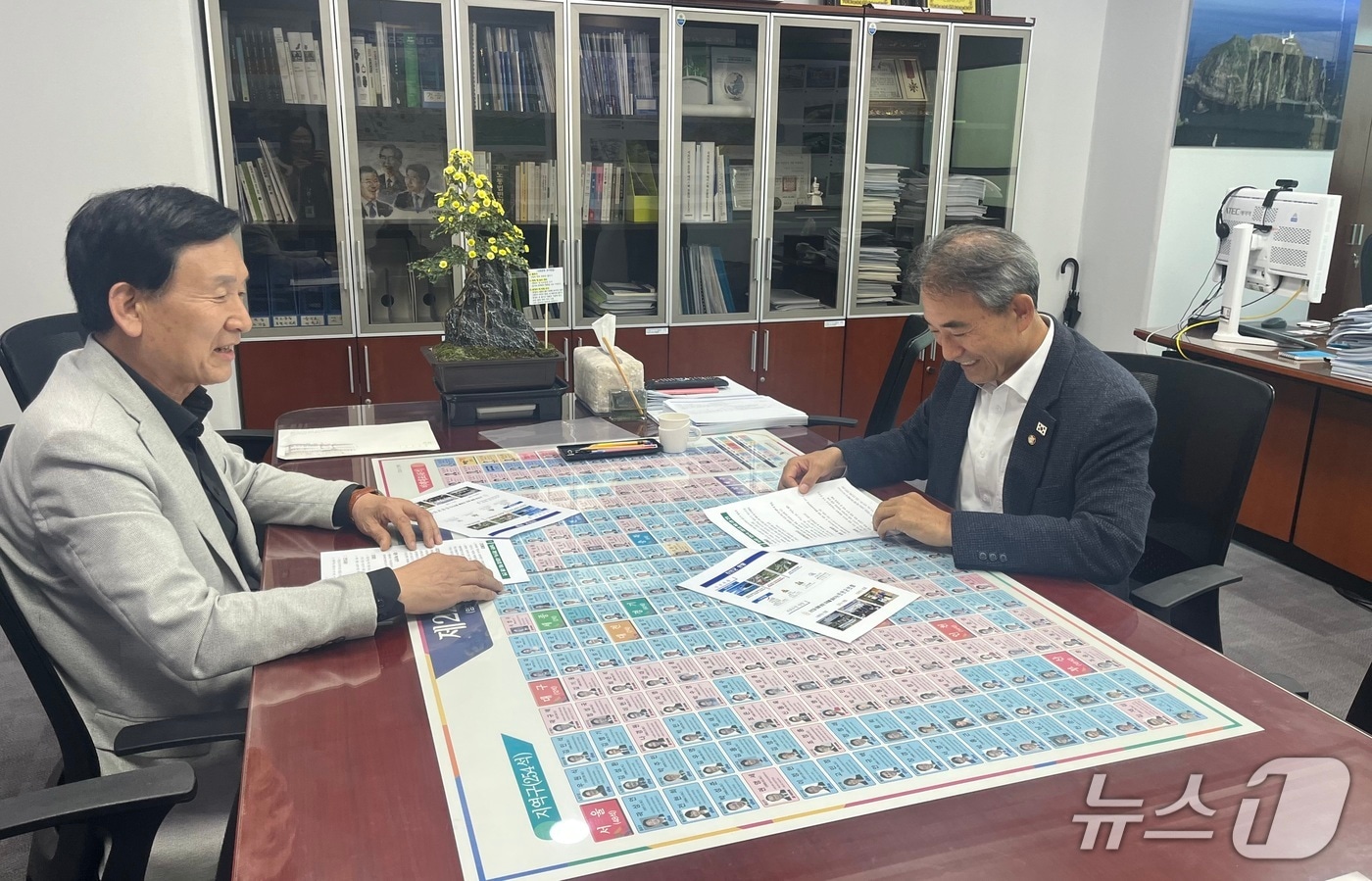 동창옥 전북 진안군의장(왼쪽)이 국회에서 윤준병 의원을 만나고 있다.(의회제공. 재판매 및 DB금지)2025.11.12/뉴스1