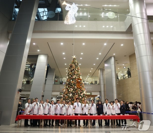 연세대학교 세브란스병원에 따르면 전날(11일) 저녁 본관과 연세암병원에서 크리스마스 트리 점등식이 진행됐다.(연세대학교 세브란스병원 제공)