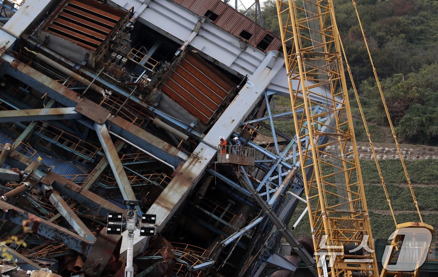 한국동서발전 울산화력발전소 보일러 타워 붕괴 사고 일주일 째인 12일 사고 현장에서 크레인으로 5호기 상부 구조물을 고정하는 작업이 이뤄지고 있다. 2025.11.12/뉴스1 ⓒ News1 조민주 기자