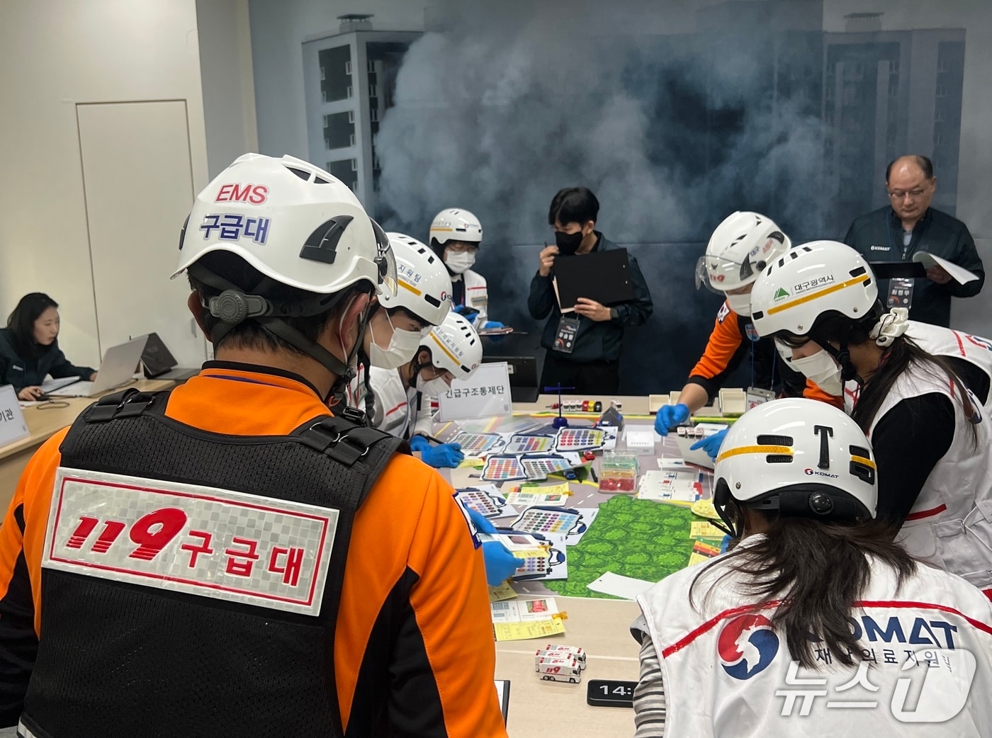 재난 발생을 가정해 현장 대응 역량을 점검하는 전국 단위 훈련에 대구광역시 관계자들이 최우수상을 받게 됐다. 보건복지부와 국립중앙의료원 중앙응급의료센터는 11~12일 충남 천안 JEI재능교육연수원에서 '2025년 재난응급의료 종합훈련대회'를 진행했다고 밝혔다.(보건복지부 제공)