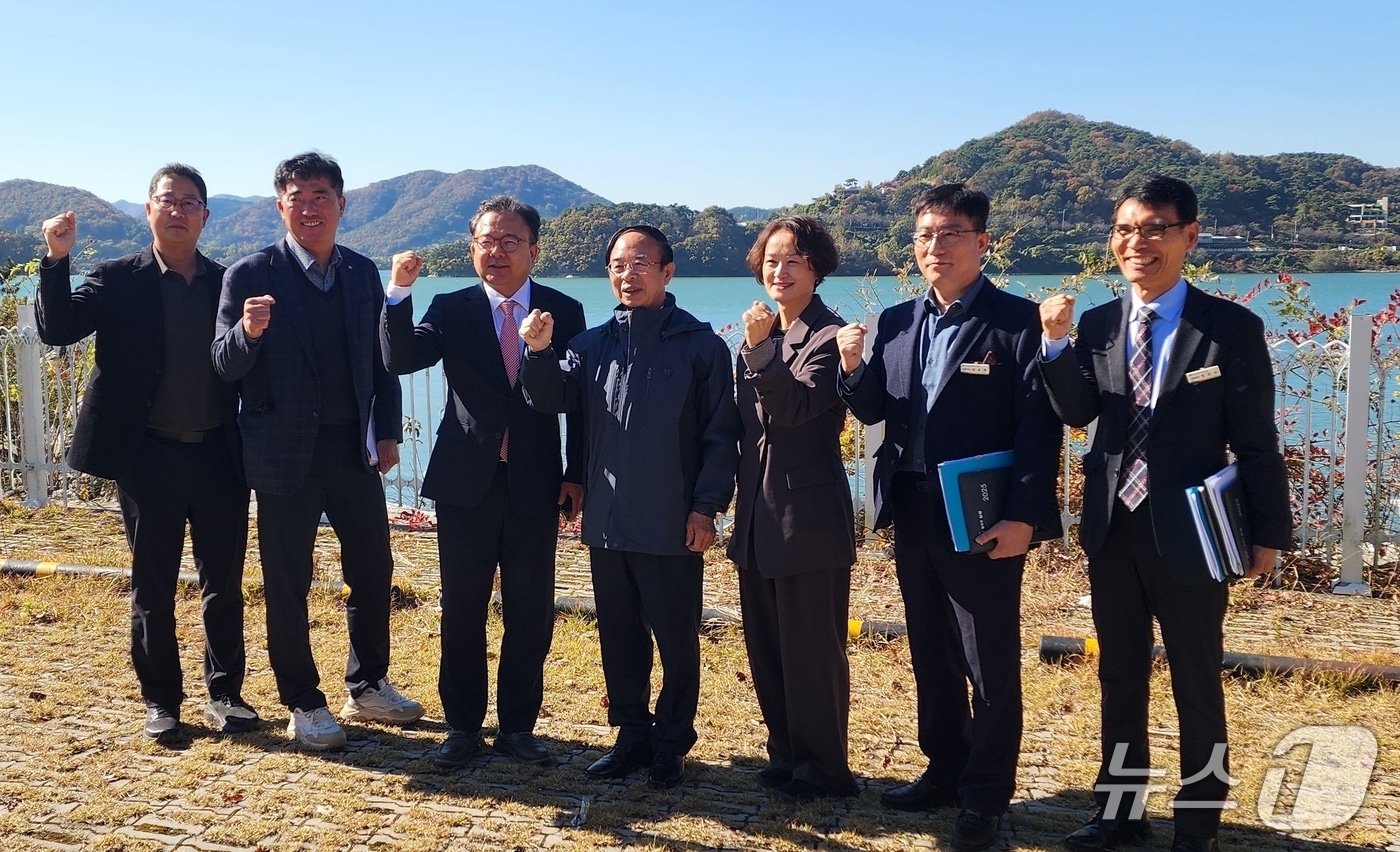 심민 전북 임시군수(왼쪽 네번째)가 김영우 영산강유역환경청장(왼쪽 세번째)을 만나 현안 사업 3건의 적극적인 협조를 요청했다.(임실군제공, 재판매 및 DB금지)2025.11.12/뉴스1