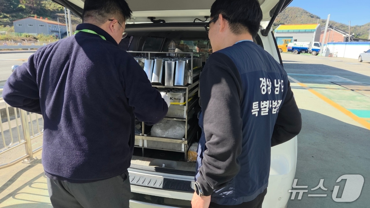 경남도 특별사법경찰이 석유 불법 유통 행위를 단속하고 있다.(경남도 제공. 재판매 및 DB금지)