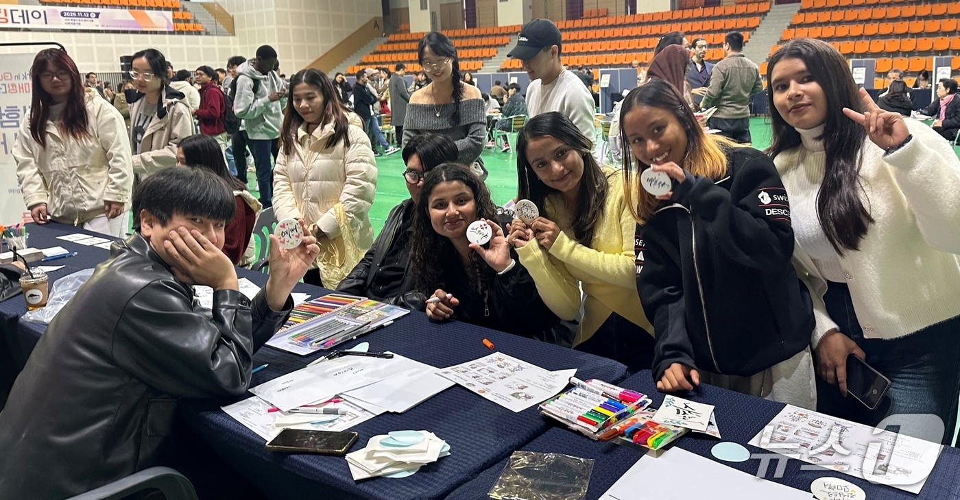 12일 구미복합스포츠센터에서 열린 Work in GUMI 취업매칭 데이에 참가한 외국인들이 포즈를 취하고 있다. (구미시 제공. 재판매 및 DB금지)/뉴스1