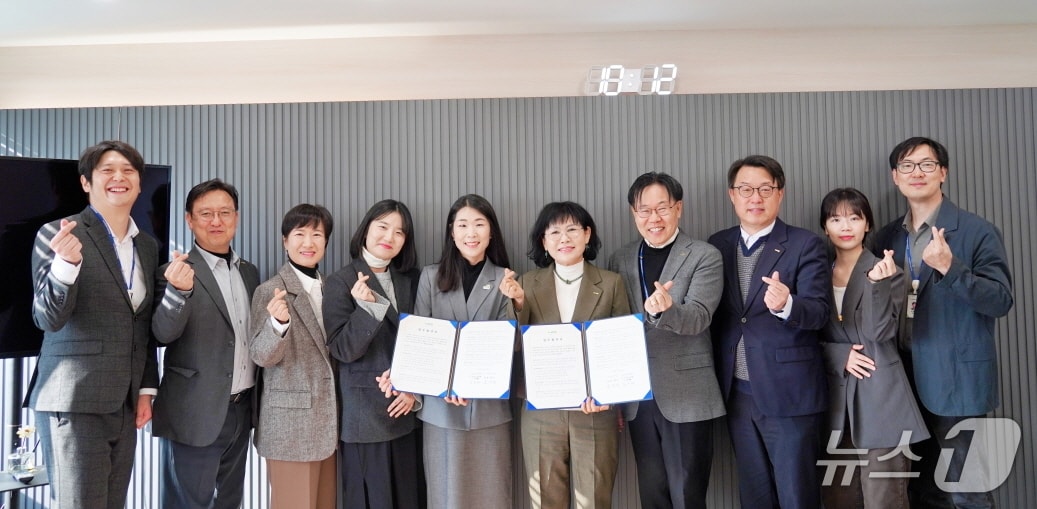 김인식 대전시사회서비스원장이 업무협약을 체결한 뒤 기념촬영 하고 있다.(대전시사회서비스원 제공. 재판매 및 DB금지)/뉴스1