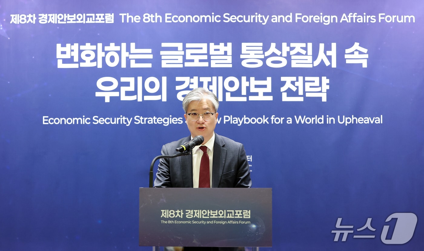 김희상 외교부 경제외교조정관이 12일  &#39;변화하는 글로벌 통상질서 속 우리의 경제안보 전략&#39;을 주제로 &#39;제8차 경제안보외교포럼&#39;에서 개회사에 나섰다. 2025.11.12. &#40;외교부 제공&#41;