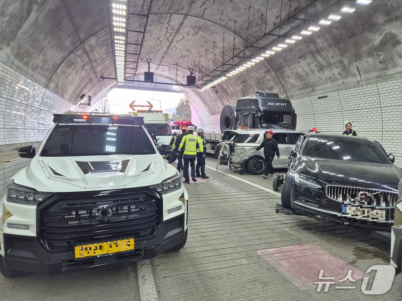 천안논산고속도로 차령터널 교통사고 현장. (공주소방서 제공, 재판매 및 DB금지) / 뉴스1