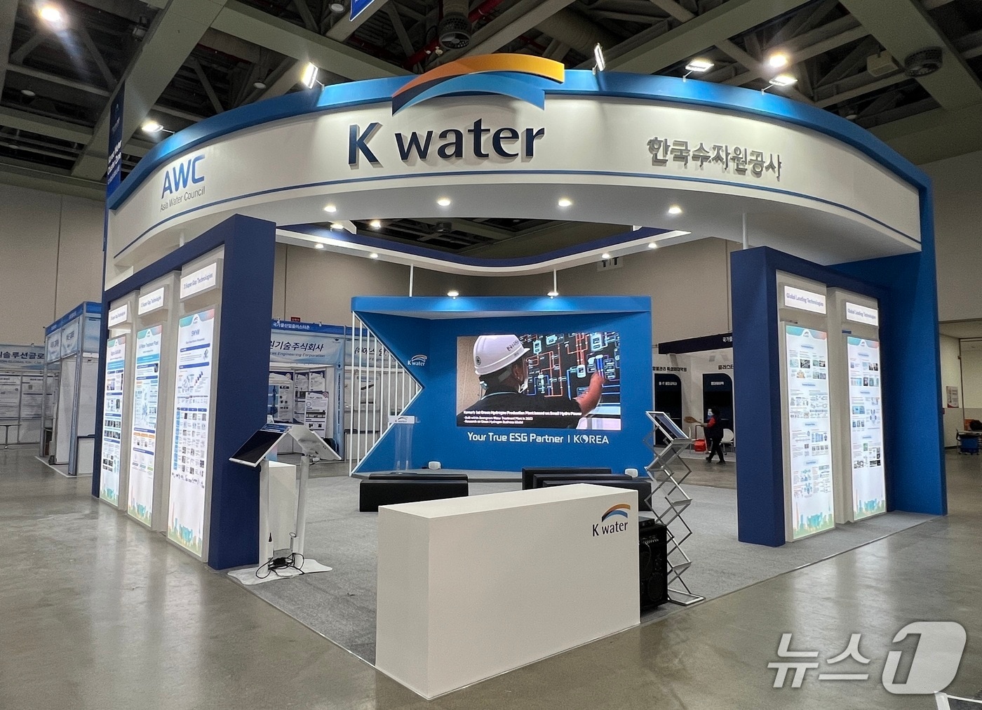 대한민국 국제물주간 2025 행사장에 마련된 K-워터 홍보관(수자원공자 제공) /뉴스1