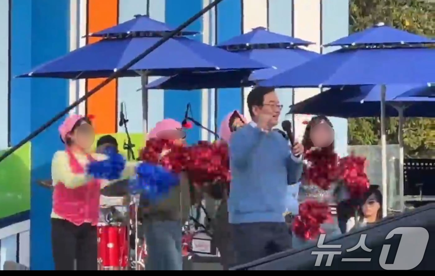 지난 6일 광주 북구 동강대에서 진행된 KBS 전국노래자랑 광주 북구편 녹화 당시 문인 북구청장과 여간부들이 퍼포먼스를 하고 있다.(독자 제공. 재판매 및 DB 금지) 2025.11.12/뉴스1