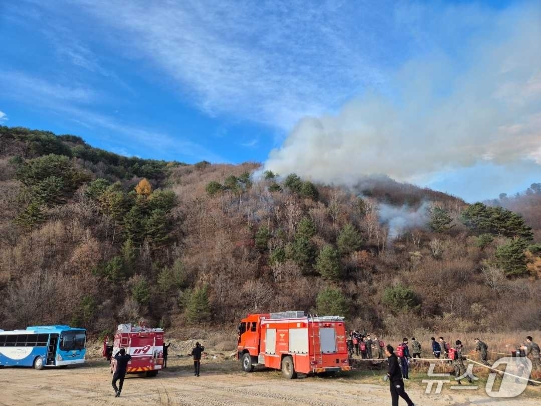 강원 영월 상동읍의 한 군 사격장 산불 현장.(강원도소방본부 제공,재판매 및 DB금지)