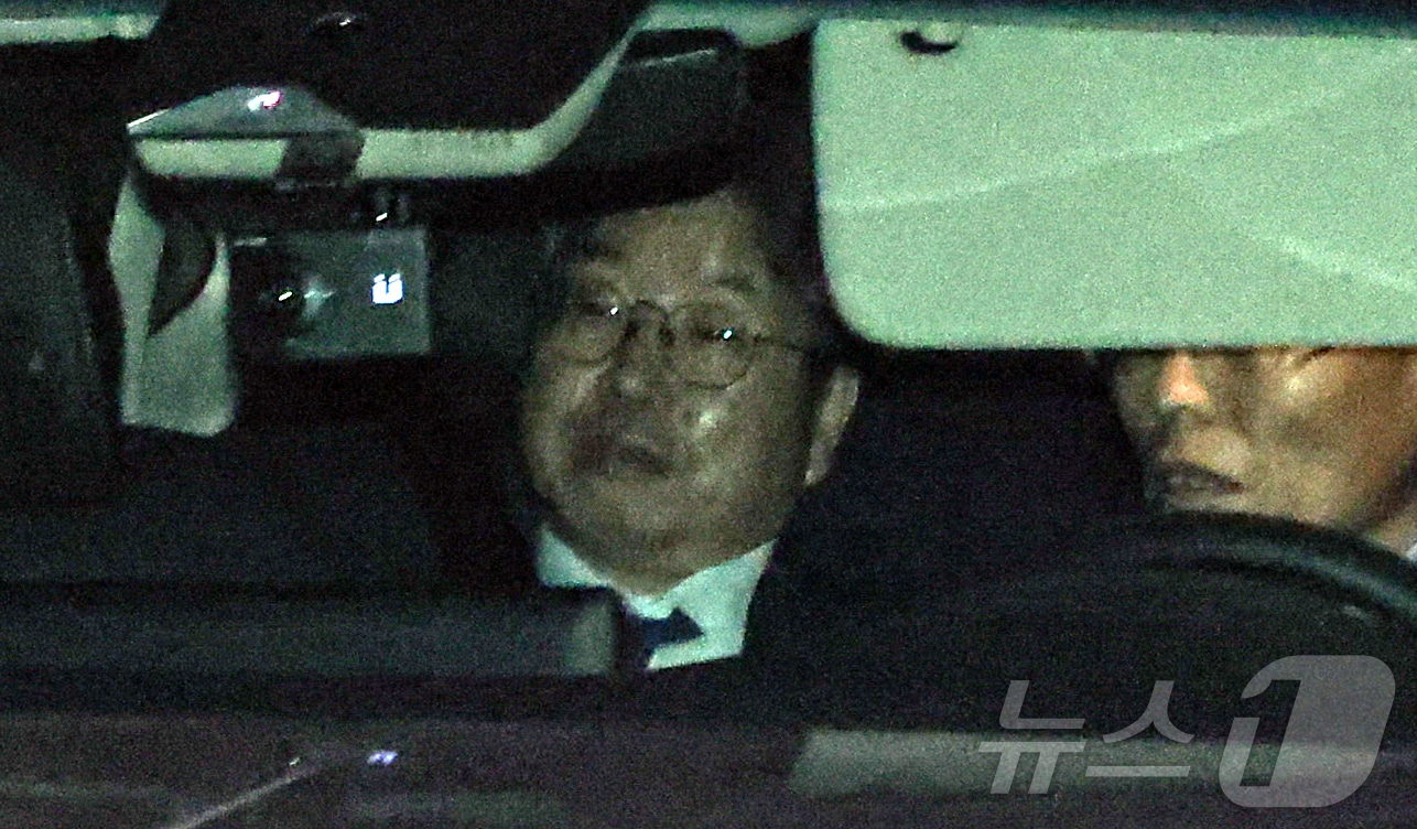 대장동 개발비리 사건 항소 포기 여파로 사의를 표명한 노만석 검찰총장 직무대행이 12일 서울 서초구 대검찰청에서 퇴근하고 있다. (공동취재) 2025.11.12/뉴스1 ⓒ News1 김진환 기자