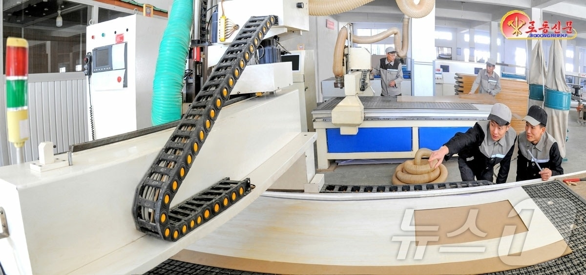 &#40;평양 노동신문=뉴스1&#41; = 북한 노동당 기관지 노동신문은 13일 &#34;살림집 건설장들에 필요한 건구생산에 힘을 넣고 있다＂며 평양목재공장을 조명했다. [국내에서만 사용가능. 재배포 금지. DB 금지. For Use Only in the Republic of Korea. Redistribution Prohibited] rodongphoto@news1.kr