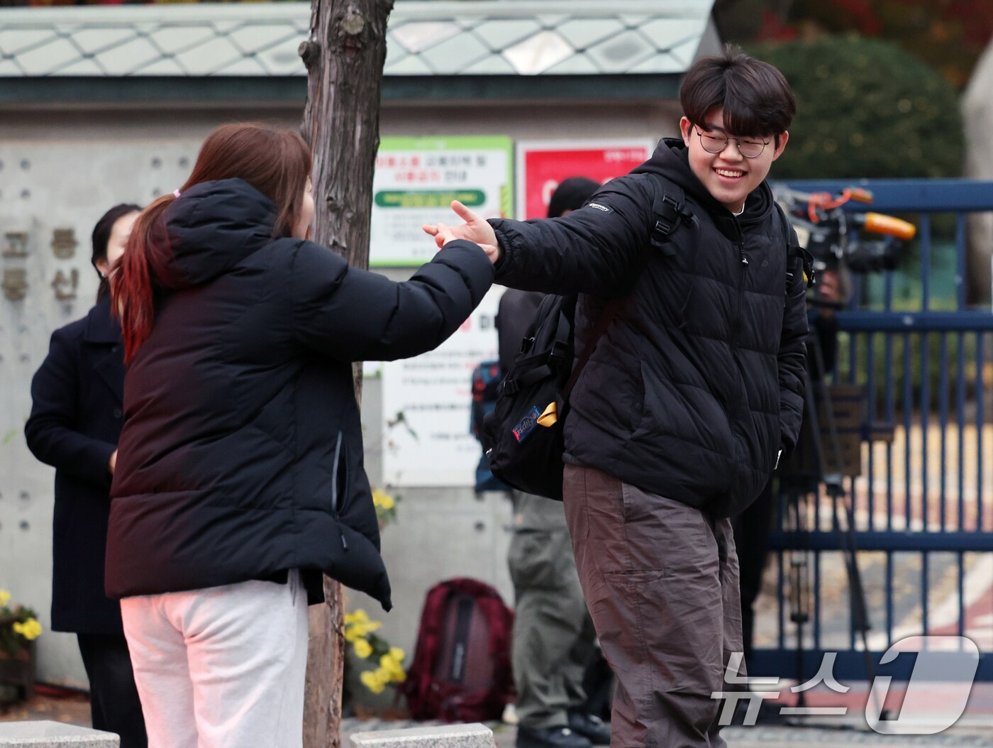 2026학년도 대학수학능력시험일인 13일 오전 서울 종로구 경복고등학교 앞에서 수험생이 어머니의 응원을 받으며 고사장으로 향하고 있다. 2025.11.13/뉴스1 ⓒ News1 안은나 기자