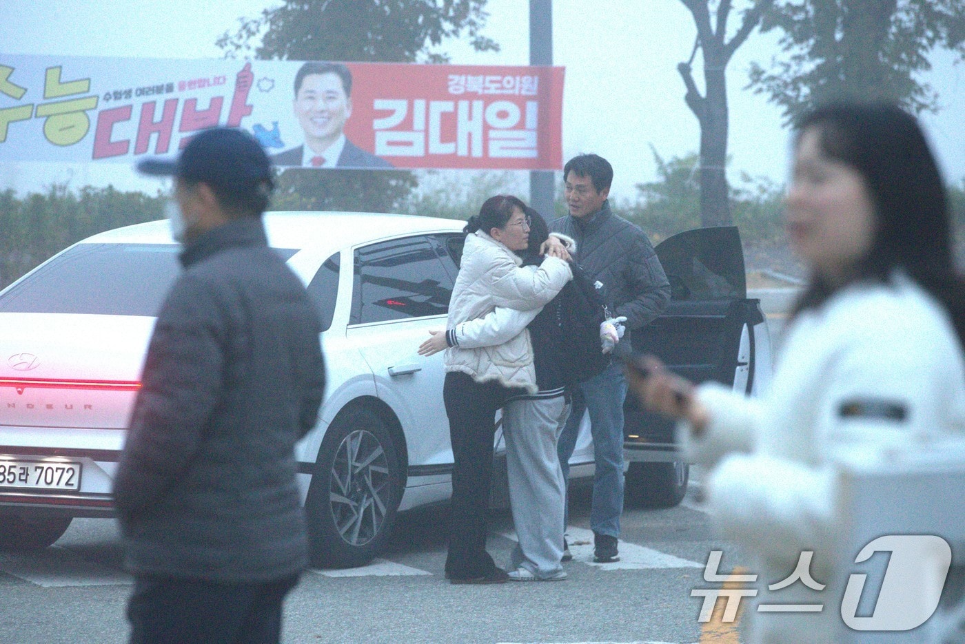 13일 오전 7시 경북 안동 성희여고 앞에서 한 학부모가 수능시험을 보러가는 딸을 포옹했다.2025.11.13/뉴스1 ⓒ News1 신성훈 기자