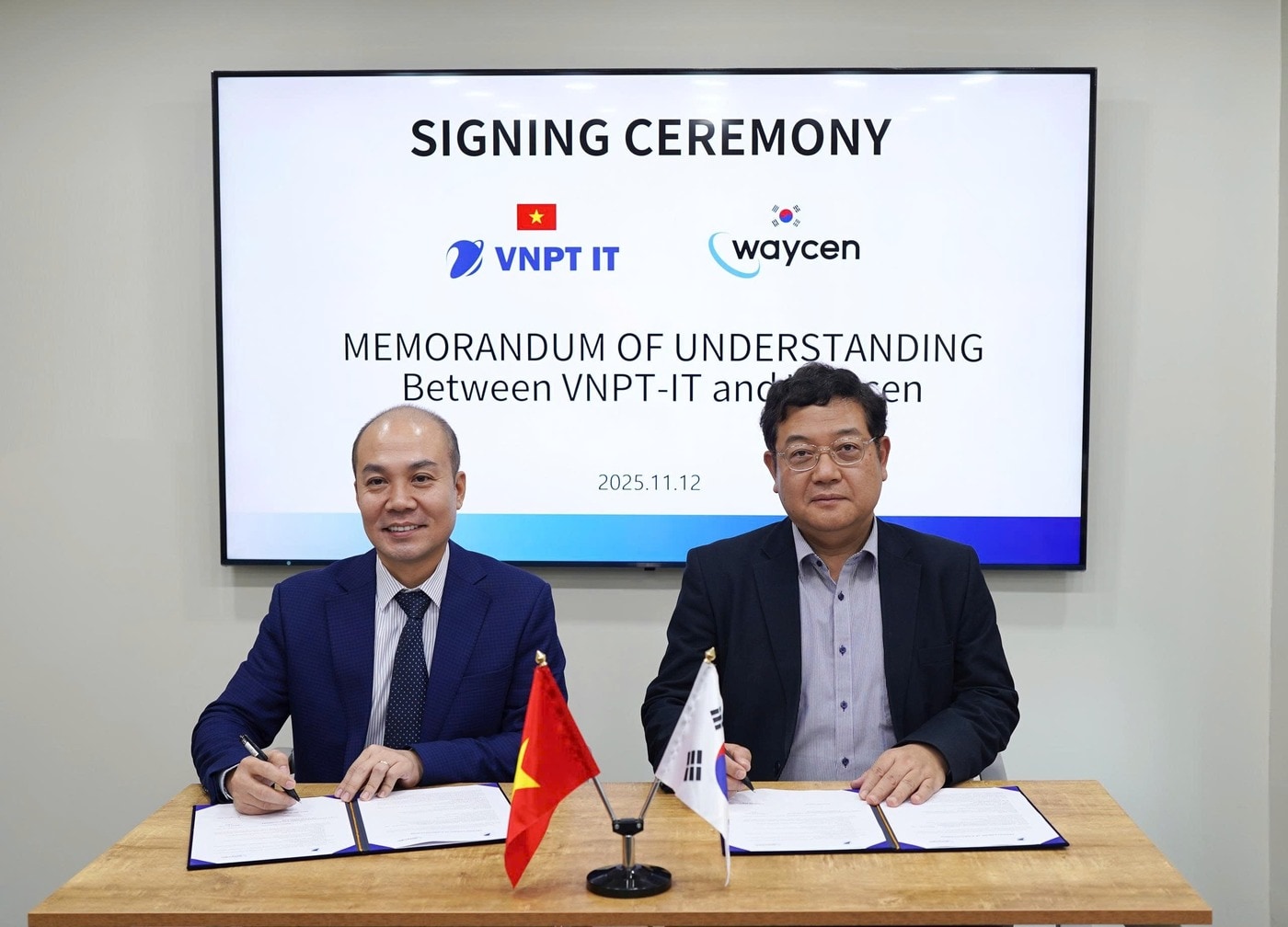 호앙 VNPT IT 대표(왼쪽)와 김경남 웨이센 대표(오른쪽)가 MoU 문서에 서명을 하고 있다. (웨이센 제공)