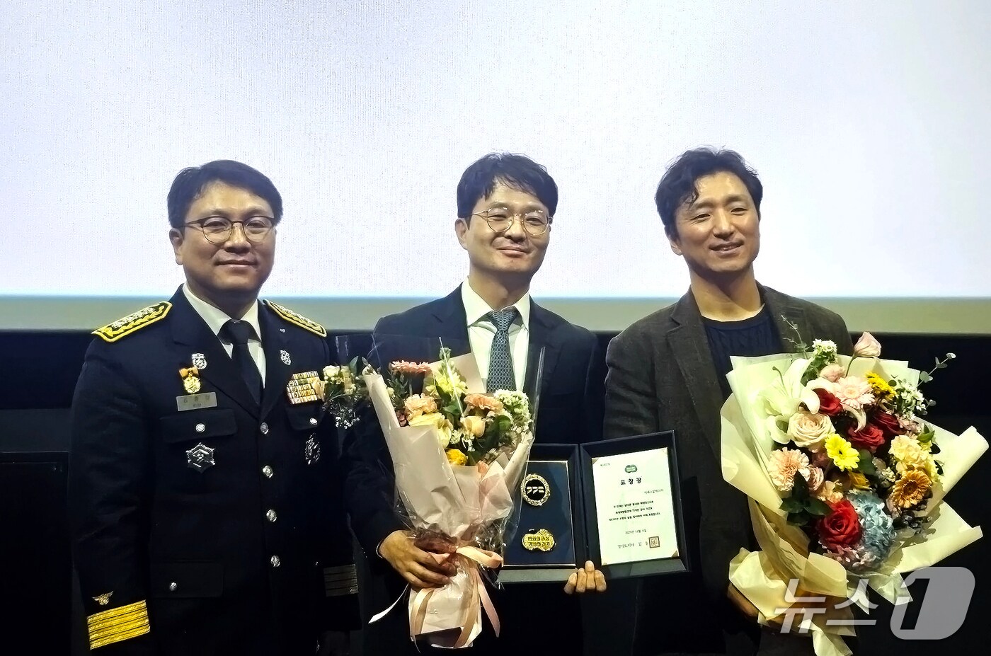 용인서부소방서 김중양 서장, GS칼텍스 Mobility & Marketing 기획부문 조도현 상무, 전지훈 Network Value-up팀 팀장(사진 왼쪽부터)이 기념촬영을 하고 있다. (사진제공 = GS칼텍스)