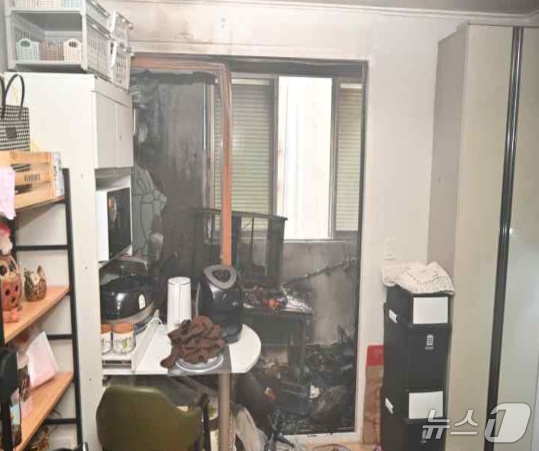 12일 오후 2시17분쯤 대구 북구의 한 다가구 주택에서 양초 발화로 추정되는 불이 나 가재도구 등이 탔다.(대구소방안전본부 제공. 재판매 및 DB금지)