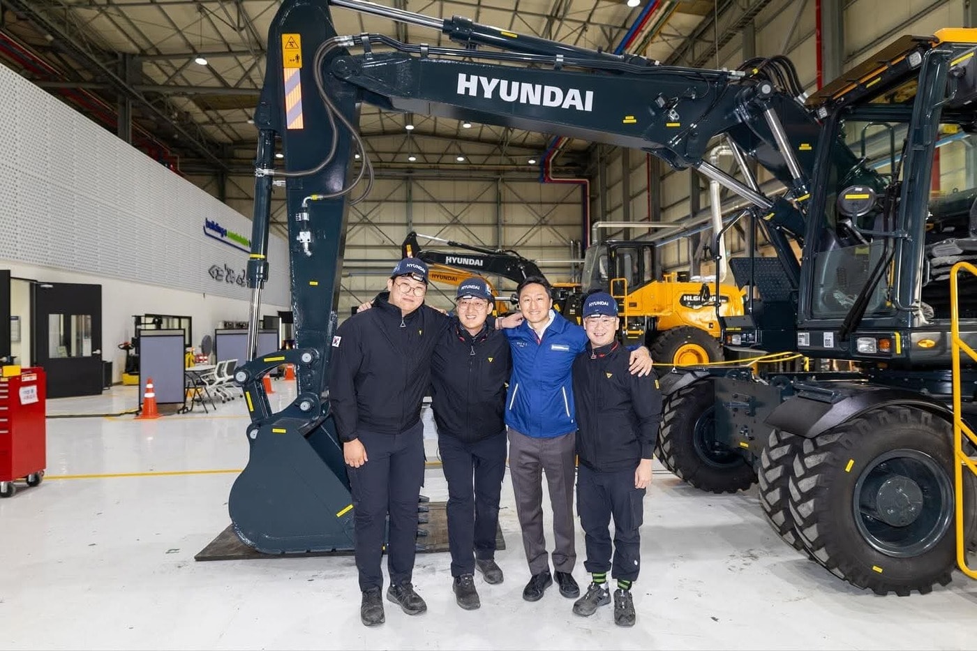 정기선 HD현대 회장이 2026년 국제기능올림픽 중장비정비 분야 출전을 준비하는 선수들과 어깨동무를 하고 있는 모습. &#40;출처 : HD현대 페이스북&#41;