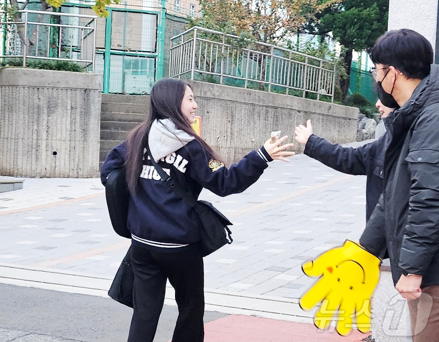 2026학년도 대학수학능력시험(수능)이 일제히 실시된 13일 오전 대구시교육청 24지구 제3시험장인 대구 중구 경북여고 정문 앞에서 교사들이 시험장에 들어가는 수험생을 격려하고 있다. (사진은 기사 내용과 무관함) 2025.11.13/뉴스1 ⓒ News1 남승렬 기자