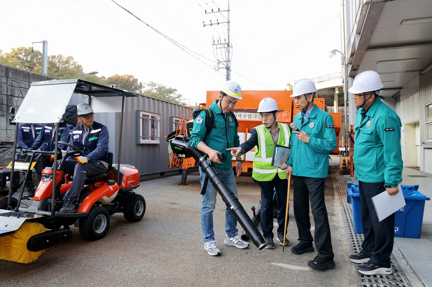 오언석 도봉구청장(가운데)이 제설장비 가동 여부를 점검하고 있다.(도봉구 제공)