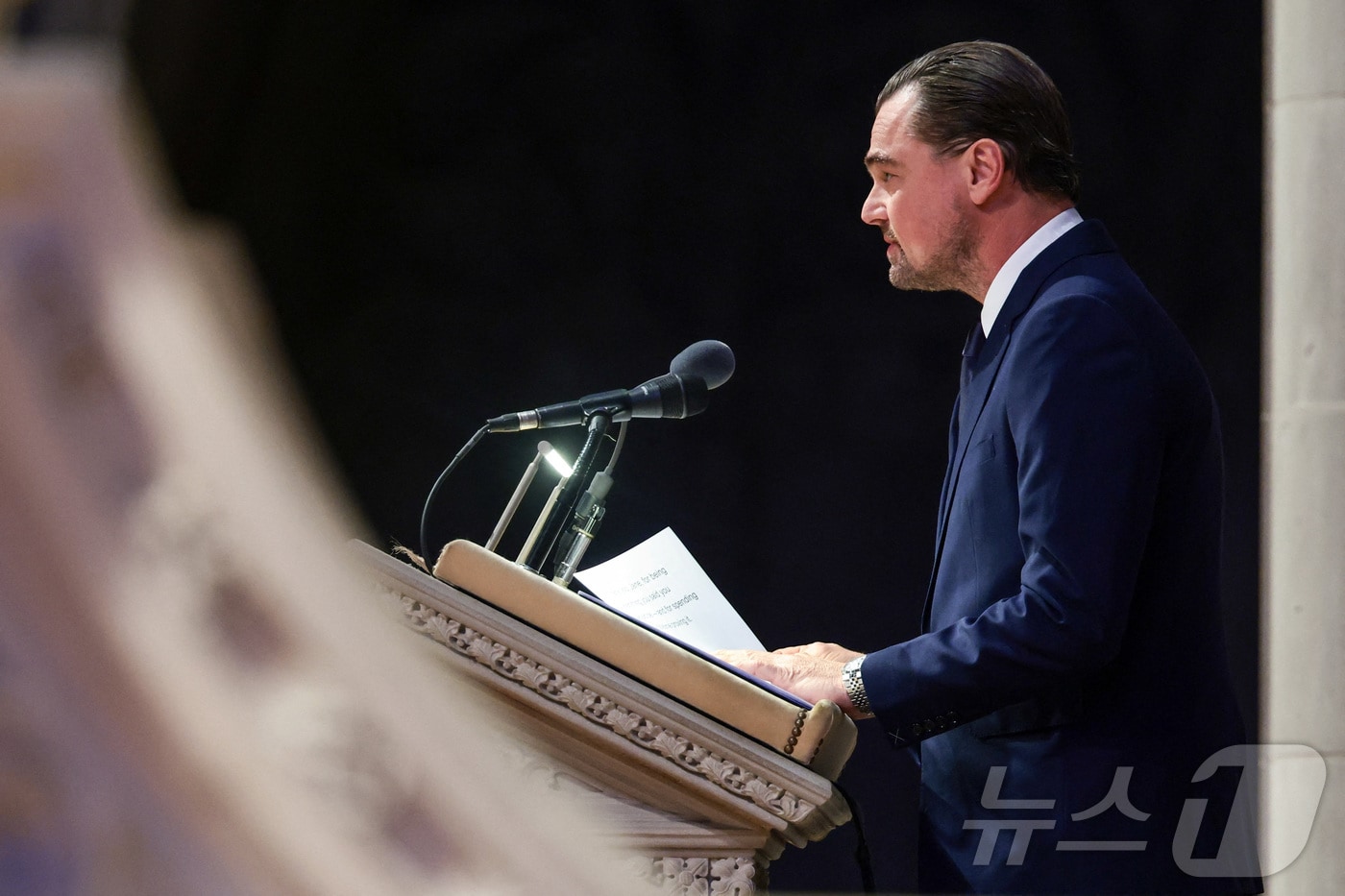 레오나르도 디카프리오가 12일(현지시간) 미국 워싱턴DC에서 열린 제인 구달 박사의 추도식에서 연설하고 있다. 2025.11.12 ⓒ 로이터=뉴스1 ⓒ News1 김경민 기자