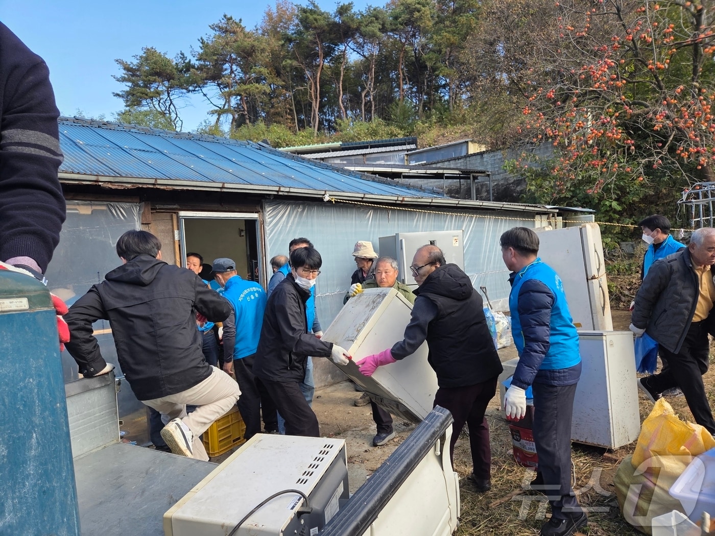 경북 상주시 신흥동 지역사회보장협의체와 신흥동통장협의회 회원들이 13일 취약계층 가구를 찾아 ‘홈케어 정리해준 Day’ 사업을 진행했다.(상주시 제공. 재판매 및 DB금지) ⓒ News1 김대벽기자