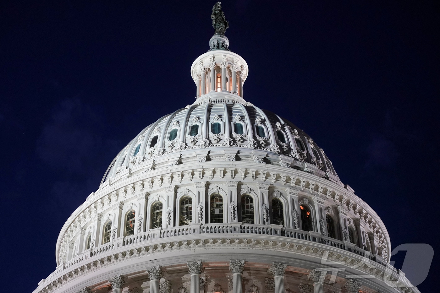 미국 국회의사당 돔이 12일&#40;현지시간&#41; 열려있다. 미국 하원이 역사상 가장 긴 연방 정부 셧다운&#40;일시적 업무 중단&#41;을 끝낼 수 있는 임시 예산안 표결을 하고 있다. 2025.11.12 ⓒ 로이터=뉴스1 ⓒ News1 김경민 기자