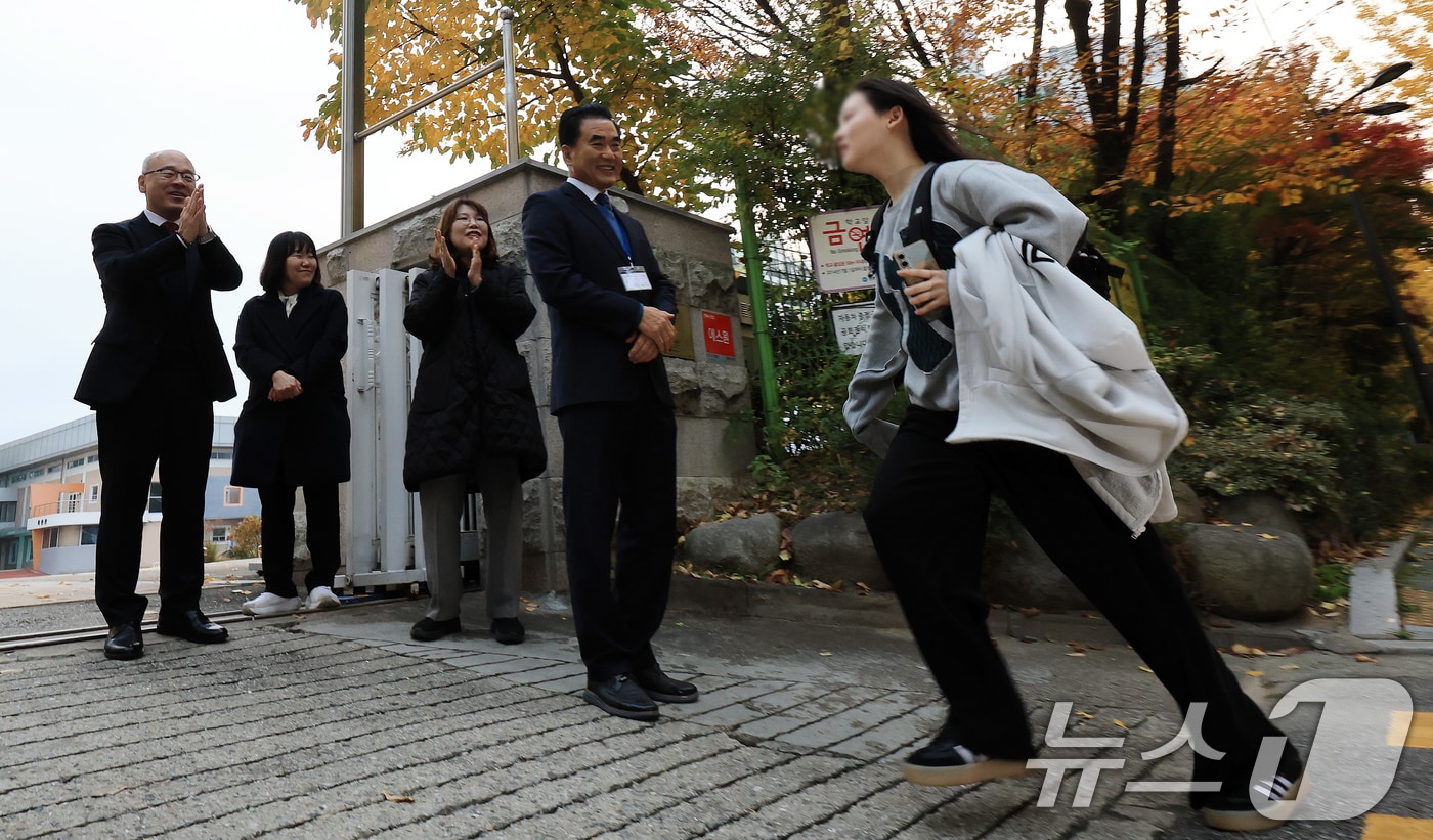 2026학년도 대학수학능력시험일인 13일 오전 서울특별시교육청 13지구 제14시험장인 서울 영등포구 여의도여자고등학교에서 입실시간 종료 직전에 도착한 수험생이 달려가고 있다. 2025.11.13/뉴스1 ⓒ News1 이호윤 기자