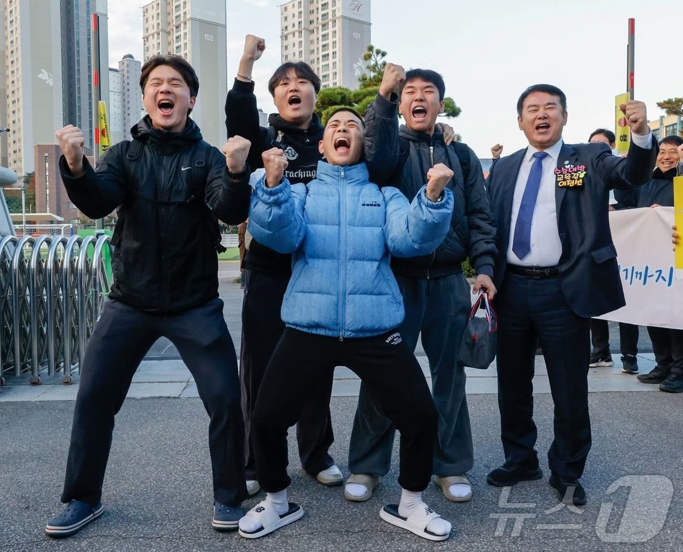13일 광주 서석고 앞에서 수능 수험생들과 환호하는 이정선 광주교육감.(광주교육청 제공. 재배포 및 DB 금지) 2025.11.13/뉴스1