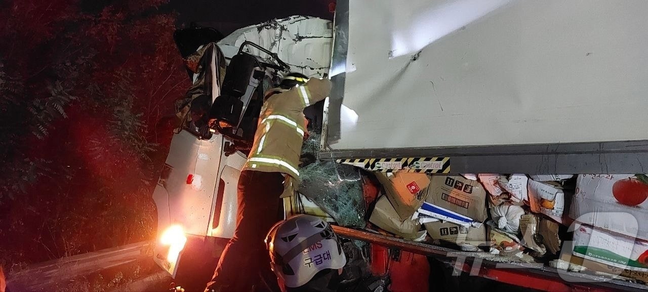 13일 오전 5시43분께 경기 화성시 비봉면 서해안고속도로 서울 방향 310.8㎞ 지점에서 탱크로리와 화물차 간 추돌 사고가 나 소방 당국이 사고를 수습하고 있다. (경기도소방재난본부 제공. 재판매 및 DB 금지) 2025.11.13/뉴스1