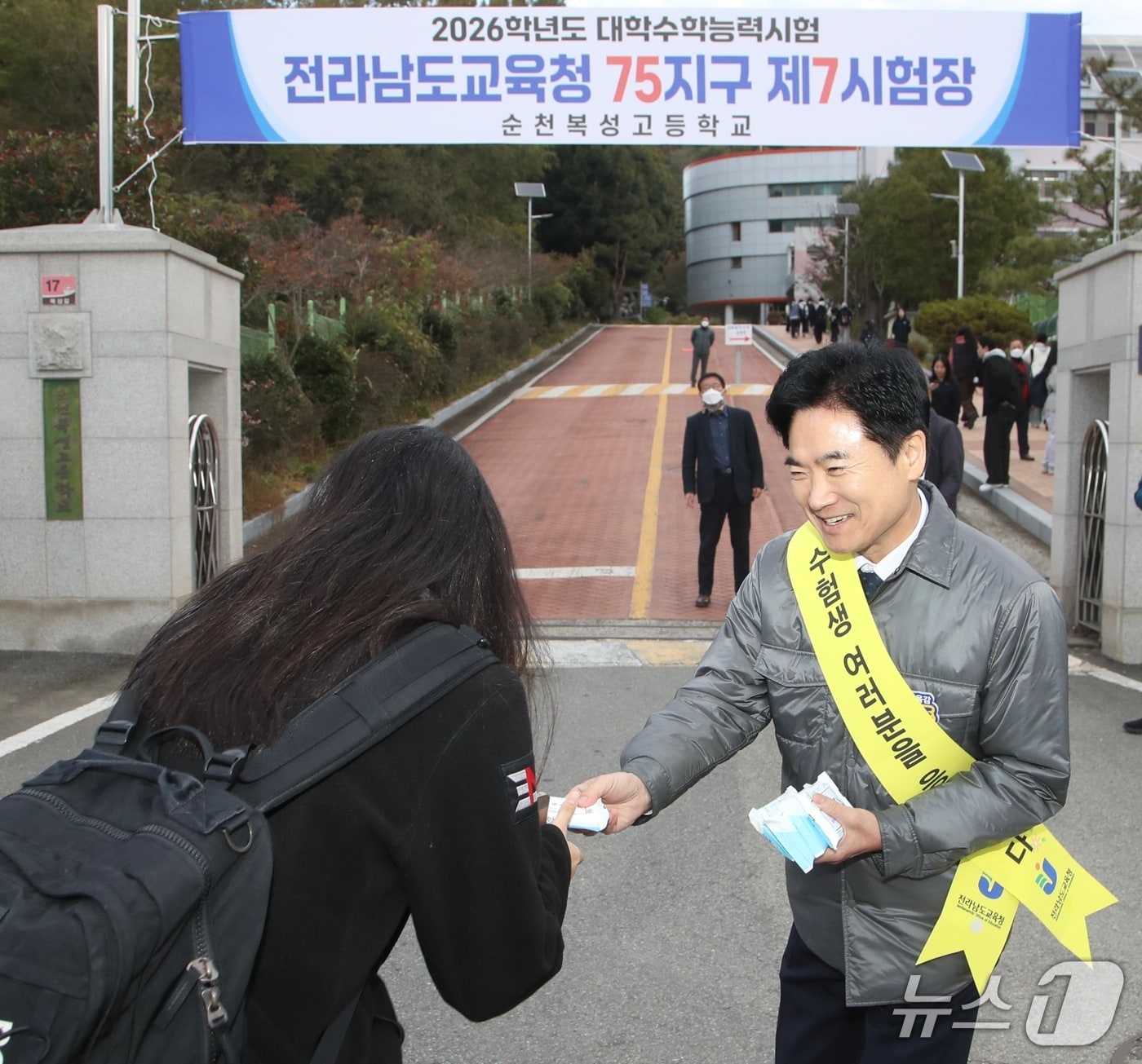 김대중 전남교육감이 순천복성고등학교 교문에서 수험생들에게 핫팩을 전하며 격려하고 있다.(전남교육청 제공, 재판매 및 DB금지)/뉴스1