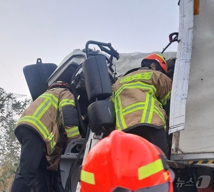 13일 오전 5시43분께 경기 화성시 비봉면 서해안고속도로 서울 방향 310.8㎞ 지점에서 탱크로리와 화물차 간 추돌 사고가 나 소방 당국이 사고를 수습하고 있다. (경기도소방재난본부 제공. 재판매 및 DB 금지) 2025.11.13/뉴스1 ⓒ News1 김기현 기자