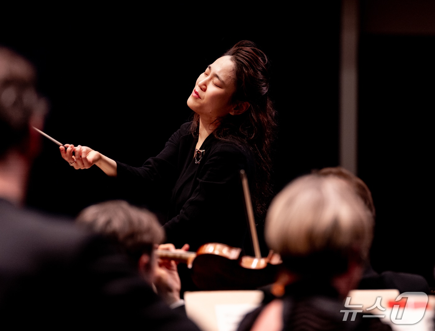 지휘하는 장한나(KAIST 제공) /뉴스1