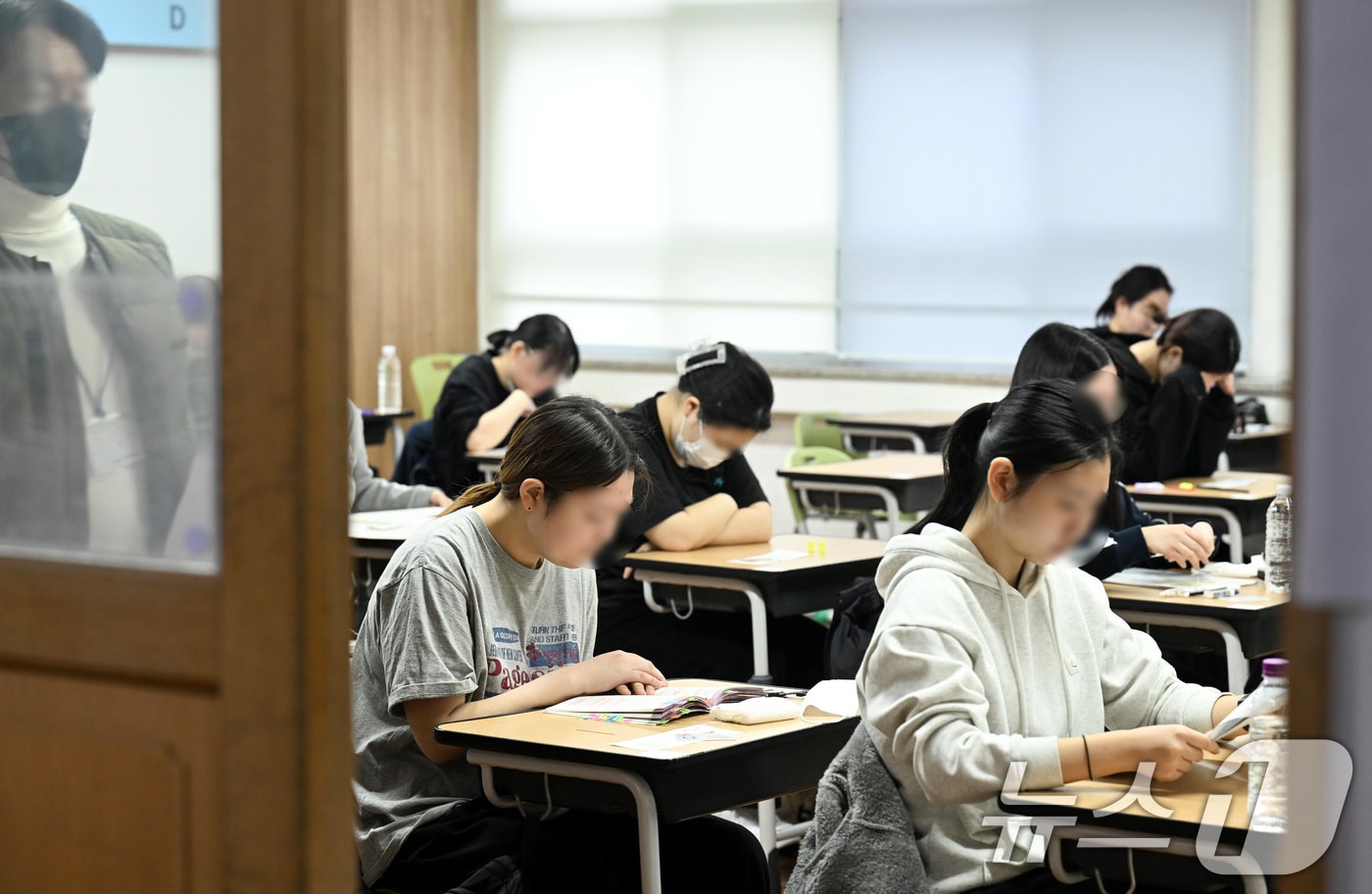 2026학년도 대학수학능력시험일인 13일 오전 부산시교육청 22지구 제15시험장인 부산 연제구 연제고등학교에서 수험생들이 시험 시작을 준비하고 있다. &#40;공동취재&#41; 2025.11.13/뉴스1 ⓒ News1 윤일지 기자