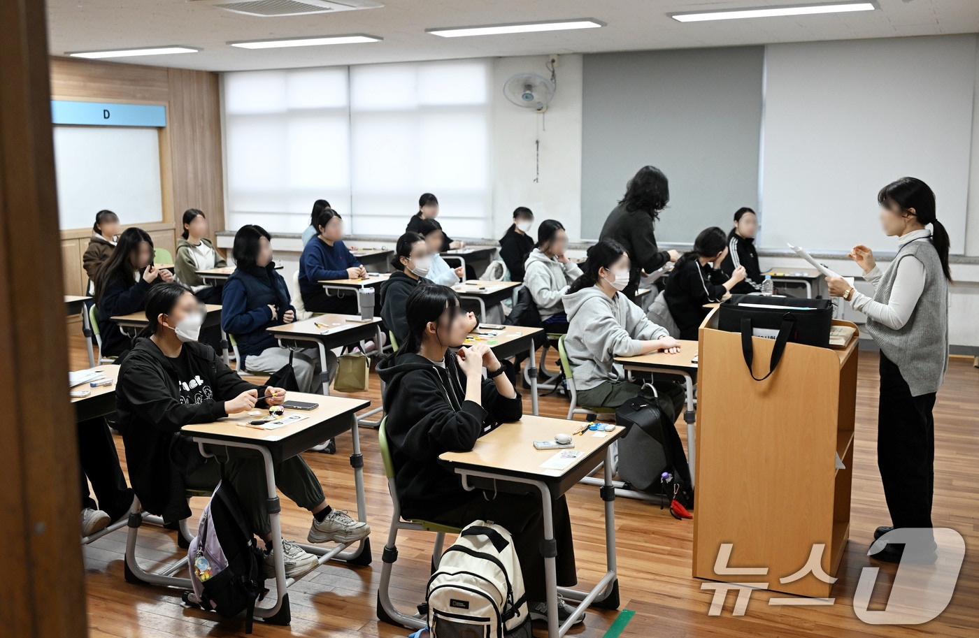 2026학년도 대학수학능력시험일인 13일 오전 부산시교육청 22지구 제15시험장인 부산 연제구 연제고등학교에서 수험생들이 시험 시작을 준비하고 있다. (공동취재) 2025.11.13/뉴스1 ⓒ News1 윤일지 기자