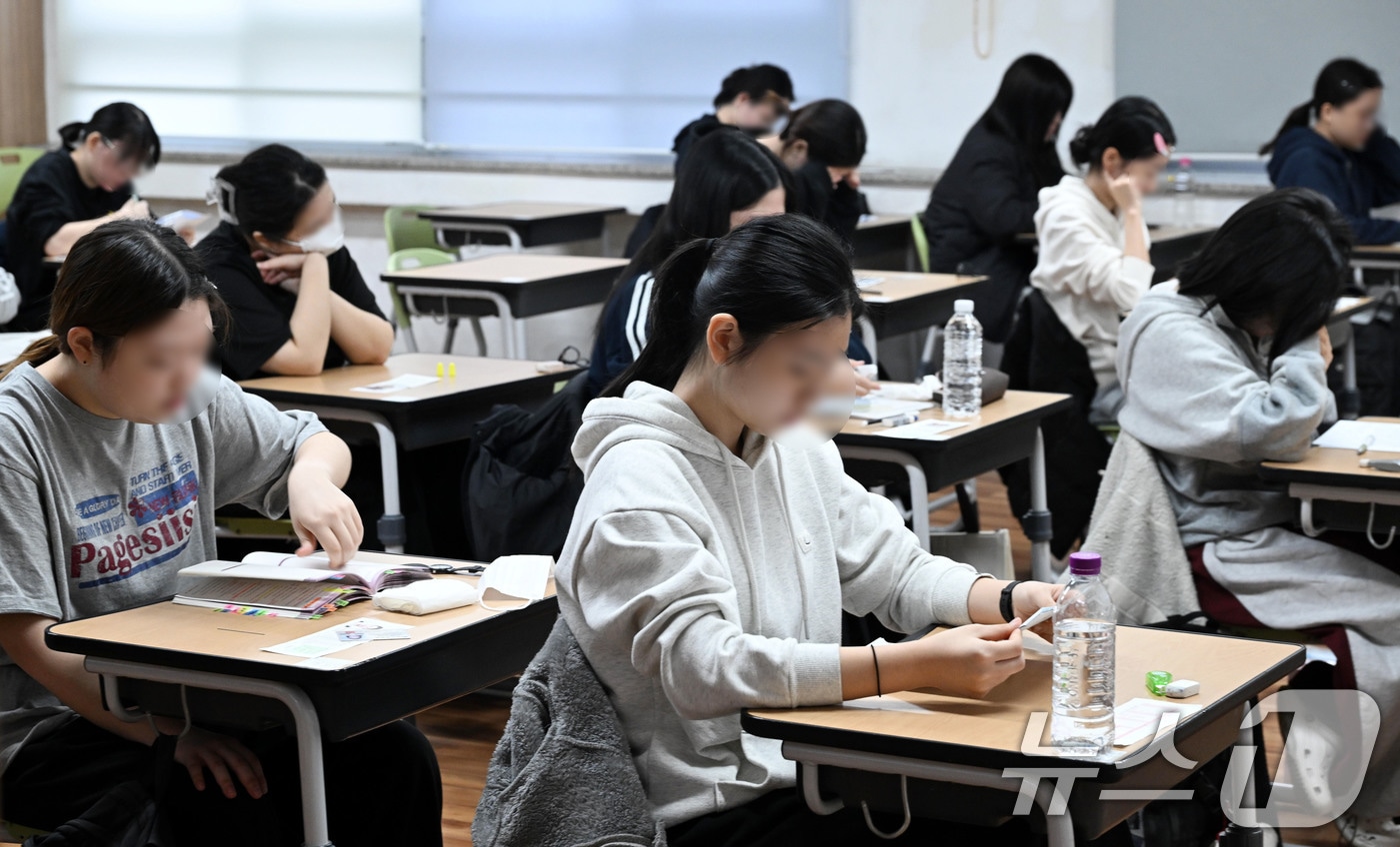 2026학년도 대학수학능력시험일인 13일 오전 부산시교육청 22지구 제15시험장인 부산 연제구 연제고등학교에서 수험생들이 시험 시작을 준비하고 있다. &#40;공동취재&#41; 2025.11.13/뉴스1 ⓒ News1 윤일지 기자