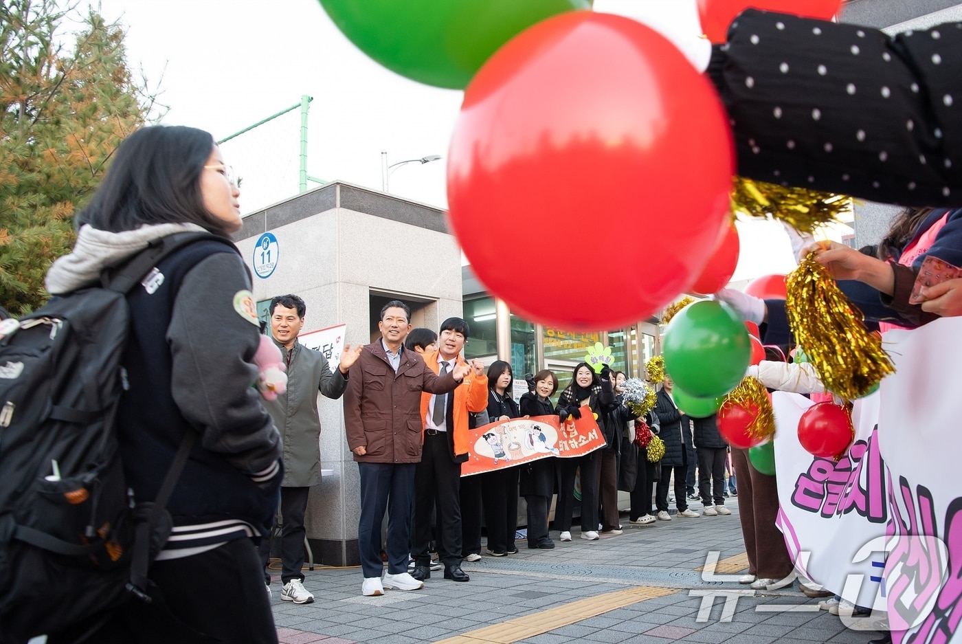 수능일인 지난달 13일 구미 산동고 앞에서 김장호 구미시장이 시험장으로 향하는 수험생들을 격려하고 있다. &#40;구미시 제공. 재판매 및 DB금지&#41;/뉴스1 2025.11.13/뉴스1 ⓒ News1 정우용 기자