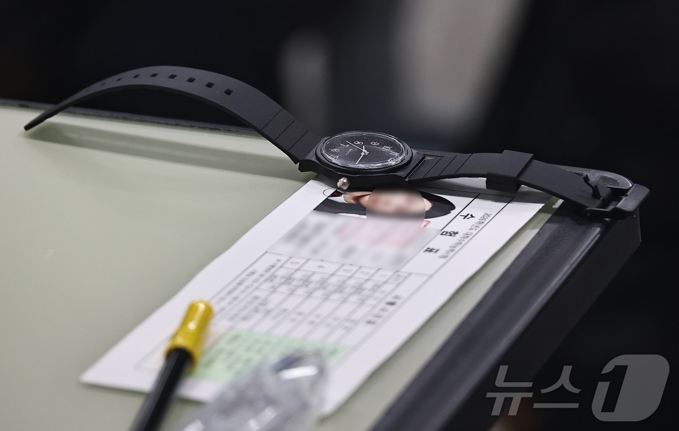 2026학년도 대학수학능력시험이 치러진 13일 오전 광진구 광남고에 마련된 서울시교육청 제20시험지구 제3시험장에 입실을 완료한 수험생이 책상 위에 수험표와 시계를 놓아두고 있다. 2025.11.13/뉴스1 ⓒ News1 사진공동취재단